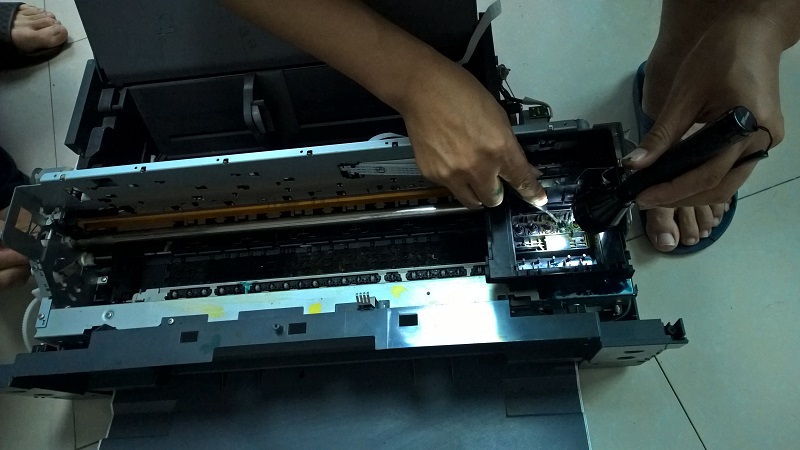 What should I do if the print head of an inkjet printer is blocked?